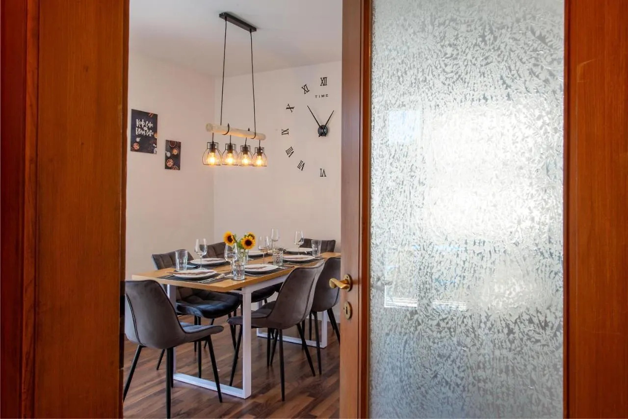 Apartment Bessa Homes 6 Personen 2 Schlafzimmer, 3 King Size, Betten, Balkon, Kueche Haag in Oberbayern
