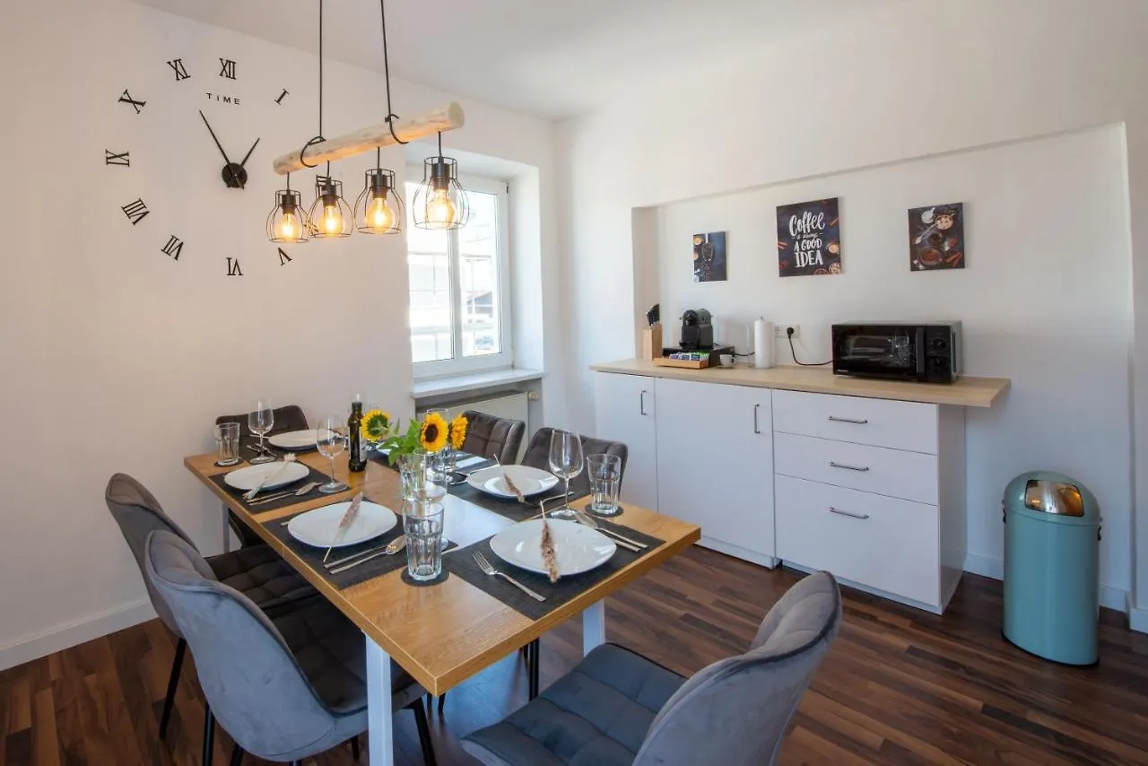 Apartment Bessa Homes 6 Personen 2 Schlafzimmer, 3 King Size, Betten, Balkon, Kueche Haag in Oberbayern