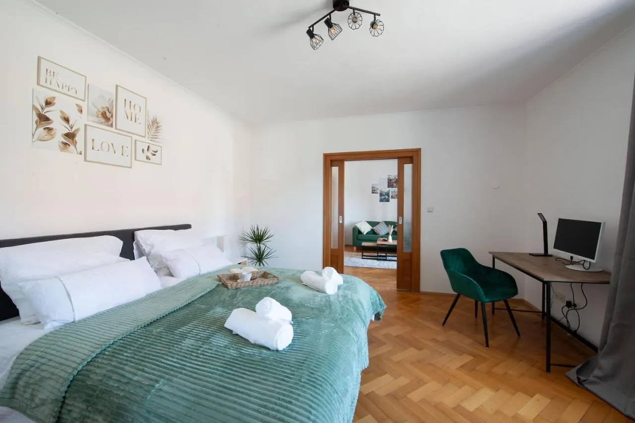 Apartment Bessa Homes 6 Personen 2 Schlafzimmer, 3 King Size, Betten, Balkon, Kueche Haag in Oberbayern Germany
