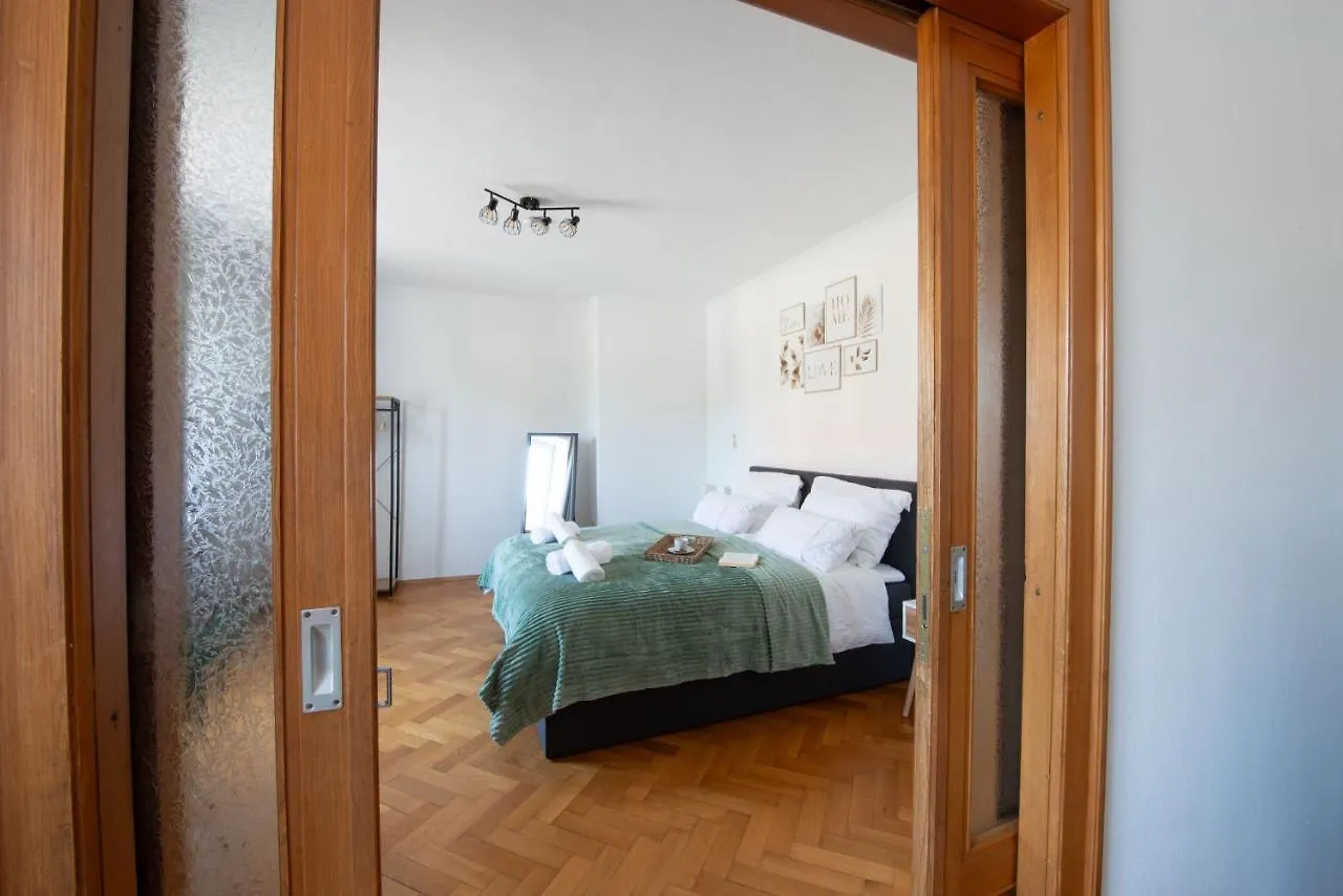 Bessa Homes 6 Personen 2 Schlafzimmer, 3 King Size, Betten, Balkon, Kueche Haag in Oberbayern