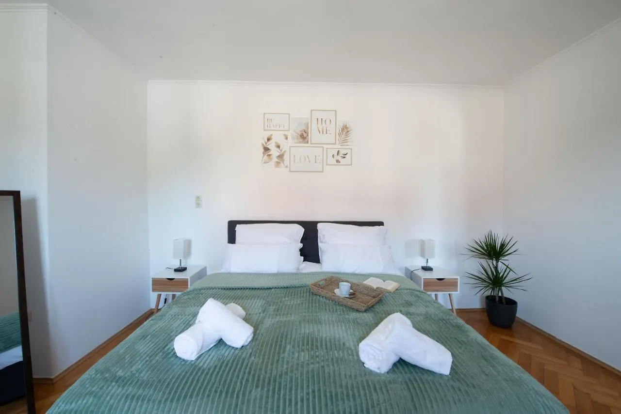 Bessa Homes 6 Personen 2 Schlafzimmer, 3 King Size, Betten, Balkon, Kueche Haag in Oberbayern Germany