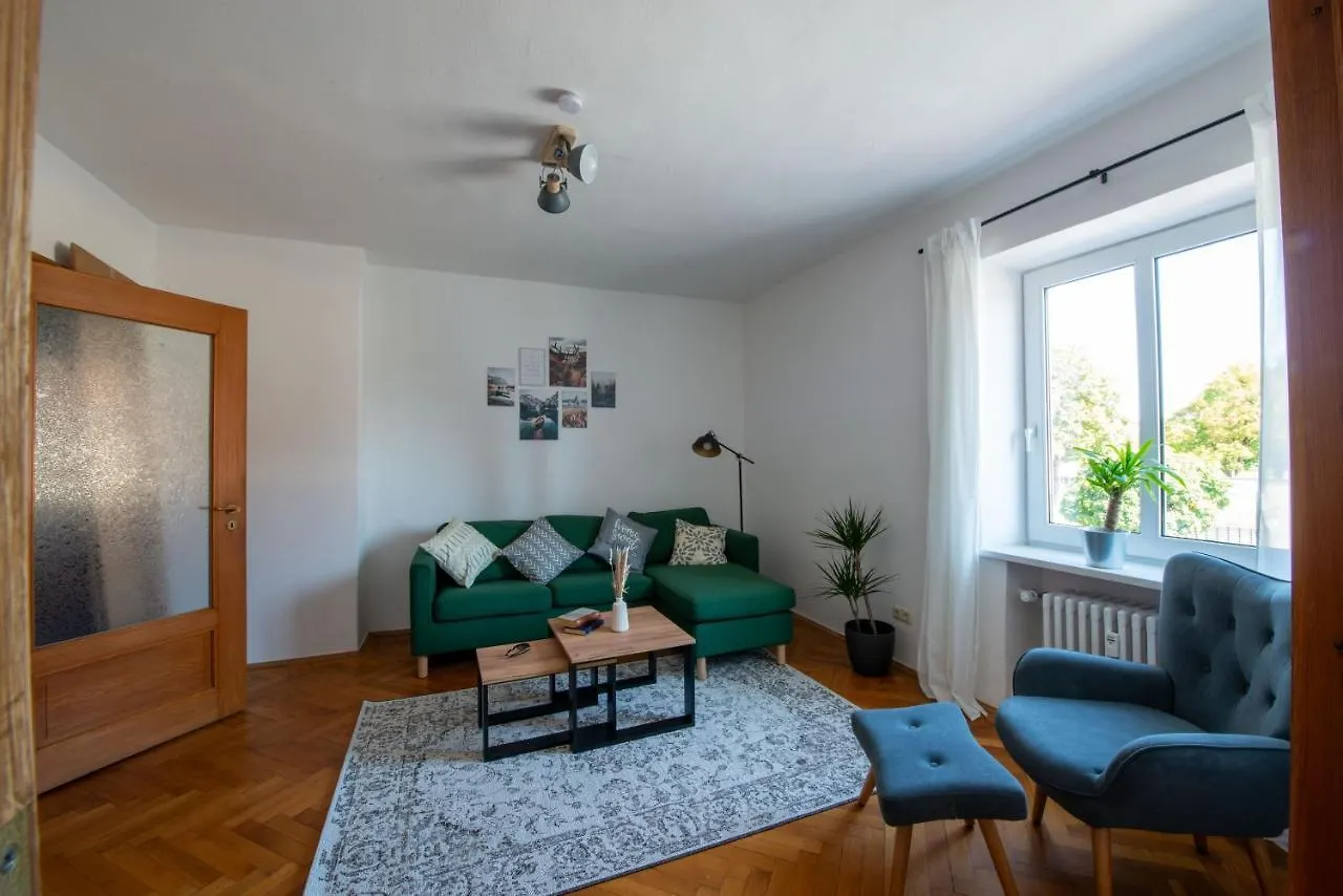 Bessa Homes 6 Personen 2 Schlafzimmer, 3 King Size, Betten, Balkon, Kueche Haag in Oberbayern