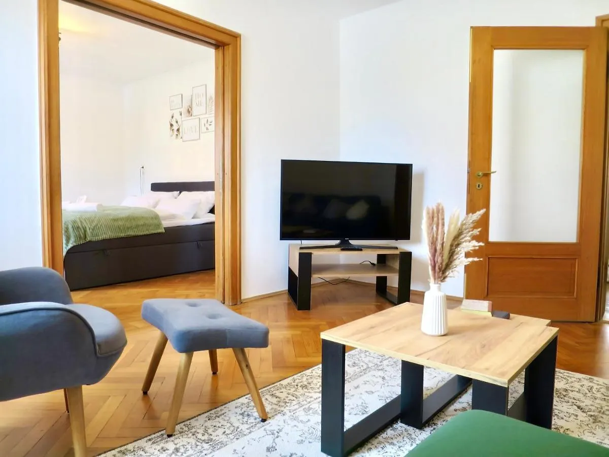 Bessa Homes 6 Personen 2 Schlafzimmer, 3 King Size, Betten, Balkon, Kueche Haag in Oberbayern